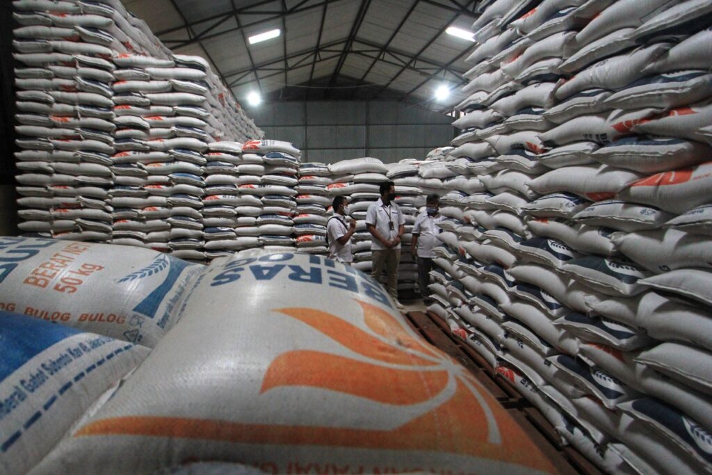 Koperasi unit desa mandiri mempunyai dua gudang beras