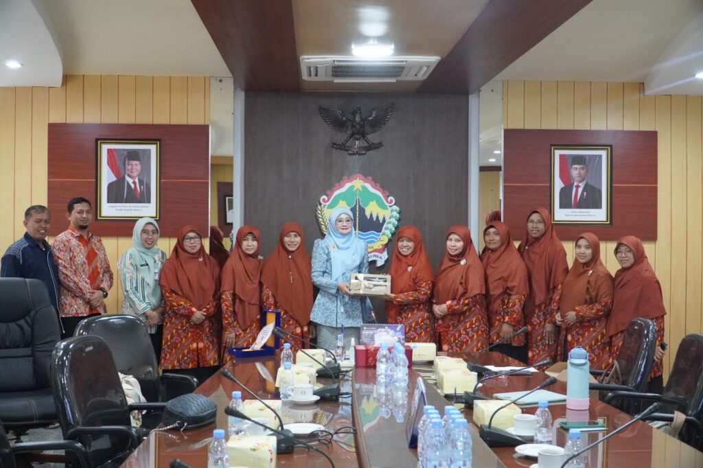 Audiensi BIPEKA DPW PKS Jateng bersama Ning Nawal Arafah Yasin membahas program ketahanan keluarga di Kantor Gubernur Jawa Tengah.