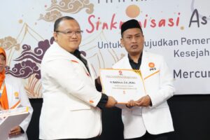 Sekjen PKS Muhammad Kholid menyerahkan penghargaan kepada Bakhrun, Anggota DPRD Tegal, dalam acara Bimtek Legislatif di Yogyakarta